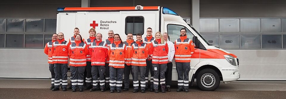 OV Kupferzell Helfer des DRK OV kupferzell vor Ihrem Fahrzeug
